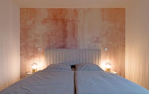 Una cama con dos almohadas y dos luces. en Casa Lorsch 1 en Lorsch