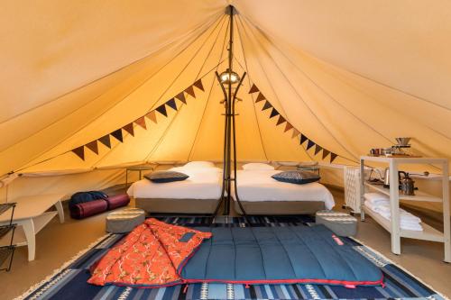 白馬的住宿－Laforet Glamping Field Hakuba，帐篷内带两张床的房间