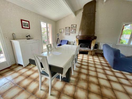 Photo de la galerie de l'établissement Holiday house with garden and terrace close to the ocean in Lacanau-Ocean, à Lacanau