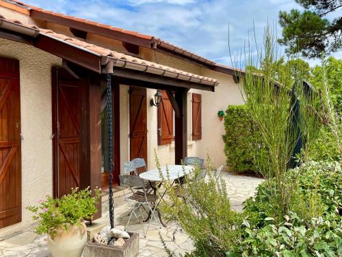 Photo de la galerie de l'établissement Holiday house with garden and terrace close to the ocean in Lacanau-Ocean, à Lacanau