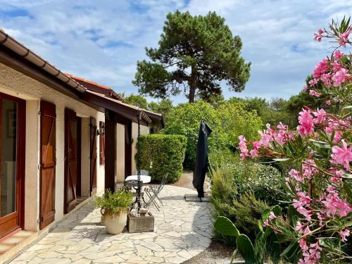 Holiday house with garden and terrace close to the ocean in Lacanau-Ocean