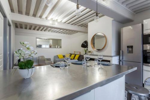 - une cuisine et un salon avec une table et des verres à vin dans l'établissement Appartmnt T2 Quai de Saône, à Lyon