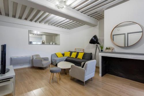 - un salon avec un canapé, des chaises et un miroir dans l'établissement Appartmnt T2 Quai de Saône, à Lyon