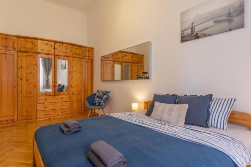 Кровать или кровати в номере Ráday Corner Apartment