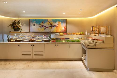 Makanan di atau berdekatan hotel