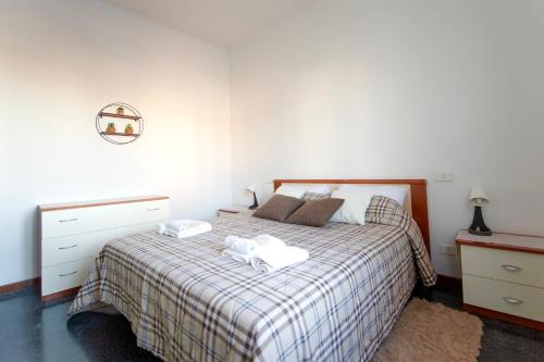 a bedroom with a bed with two towels on it at Dimora del borgo pittoresco in Cairo Montenotte