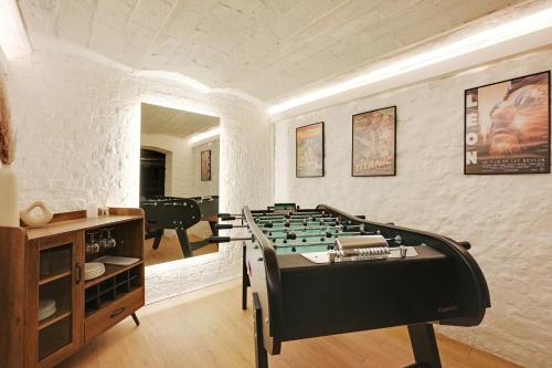 une pièce avec une table de billard au milieu dans l'établissement Charming Flat, quartier latin with a private cinema, à Paris