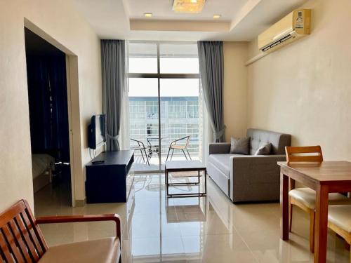 un soggiorno con divano e tavolo di Chez Wanida - apartment Krabi a Klong Muang Beach