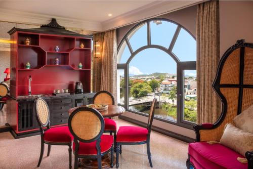 Ruang duduk di Silk Path Grand Hue Hotel