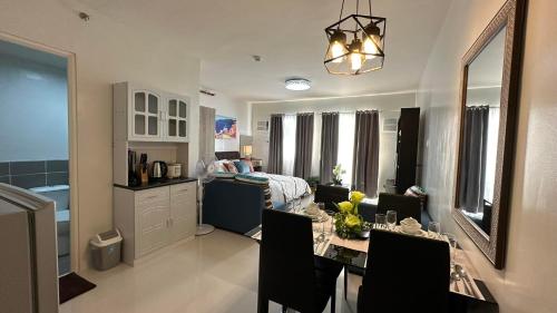 Η κουζίνα ή μικρή κουζίνα στο Studio deluxe with Balcony, Swimming pool and gym in Puerto Princesa, Palawan