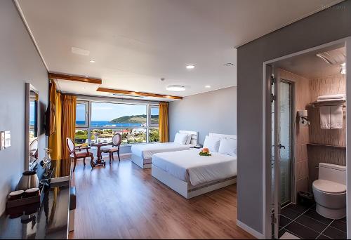 Postel nebo postele na pokoji v ubytování Hotel Sweet Castle Jeju Hamdeok