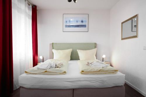 a bedroom with a bed with two pillows at Zuflucht in Schönberger Strand