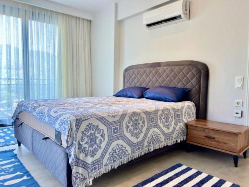 een slaapkamer met een bed met blauwe kussens erop bij VİLLA NEST Largely Designed Private Villa with Pool & Garden in Göcek in Göcek