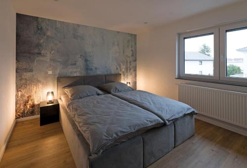 um quarto com uma cama grande e uma janela grande em Casa Lorsch 2 em Lorsch