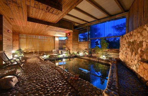 una piscina en una casa con una gran ventana en CT Green Bay Hot-Spring Hotel, en Wanli