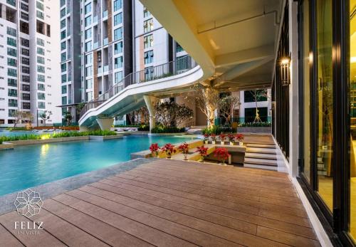 un hall d'hôtel avec une piscine et des bâtiments dans l'établissement Duplex 2 rooms feliz en vista, à Hô-Chi-Minh-Ville