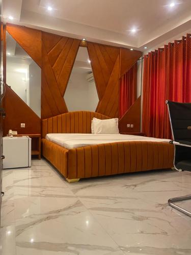 布拉薩維爾的住宿－Hôtel rotana，一间卧室,卧室内配有一张大床