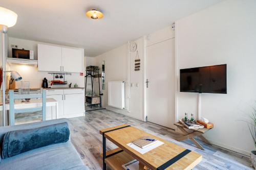 uma sala de estar com um sofá e uma mesa em Sunny Residence em Zandvoort