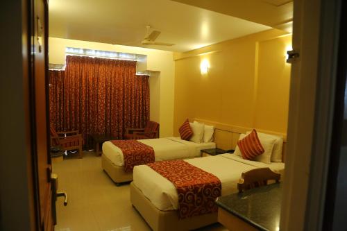 pokój hotelowy z 2 łóżkami i oknem w obiekcie HOTEL SALEM CASTLE w mieście Selam