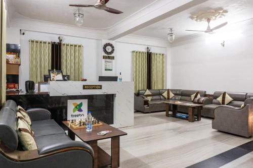 ein Wohnzimmer mit Sofas und einem Kamin in der Unterkunft Treebo Trend The Fresco Lake Pichola in Udaipur