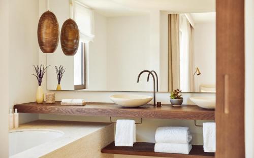 Bilik mandi di La Zambra Resort Mijas - Marbella - The Unbound Collection by Hyatt