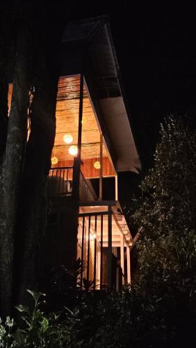 ein Haus mit seitlicher Beleuchtung in der Nacht in der Unterkunft A touch of Pink secret garden in Puerto Princesa