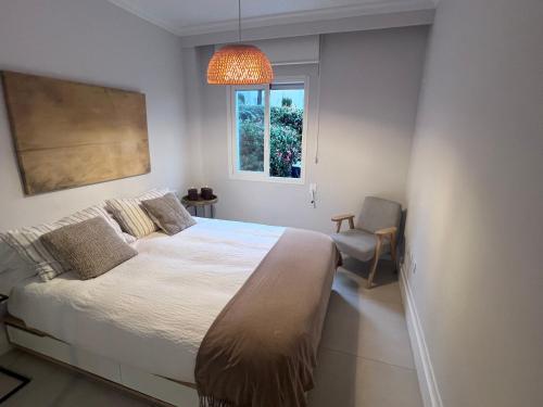 - une chambre avec un grand lit et une fenêtre dans l'établissement Disfruta y Descansa en Marbella, à Marbella