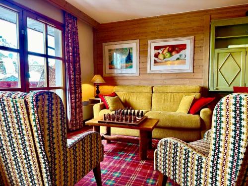 O zonă de relaxare la ARC 1950 - cozy apartment with mountain view