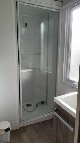 Ένα μπάνιο στο Camping L'Enclave mobil-home