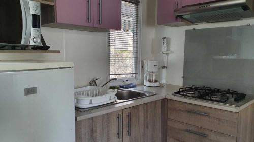Η κουζίνα ή μικρή κουζίνα στο Camping L'Enclave mobil-home