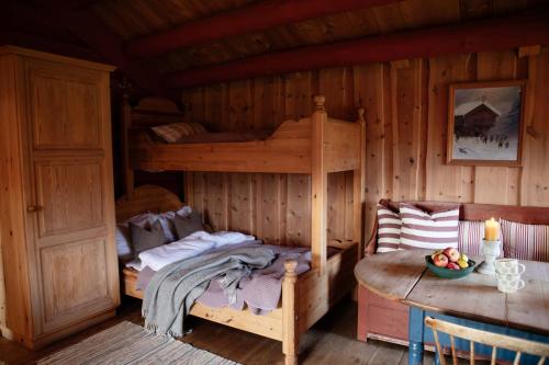 a bedroom with a bunk bed and a table at Formoseter in Høvringen