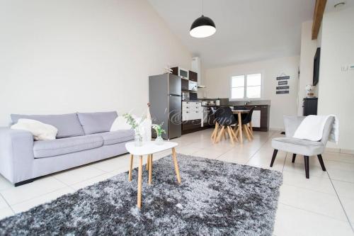 un salon avec un canapé et une table dans l'établissement Ravissante Maison Cosy 4* Biscarrosse proche Lac, à Biscarrosse