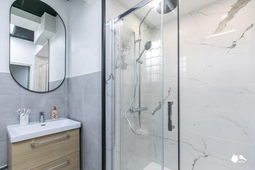 Ένα μπάνιο στο MBA Splendide Appart - Girardot - Montreuil Centre