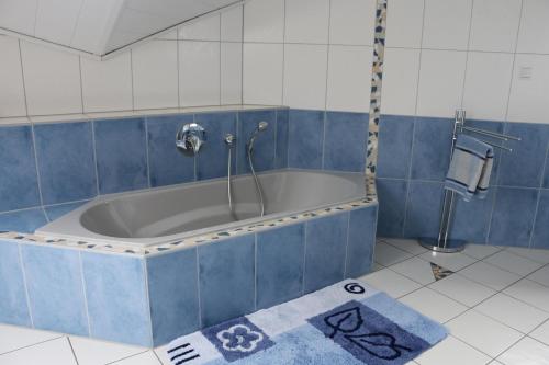 Ένα μπάνιο στο Ferienwohnung Rhens am Rhein