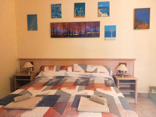 1 dormitorio con 1 cama y algunas fotos en la pared en Casa Abora puro arte en Breña Alta