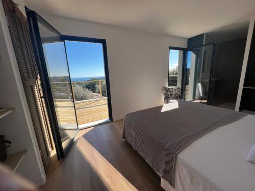 1 dormitorio con cama y ventana grande en Villa Nomade proche de Cannes, en Vallauris