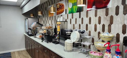 Příslušenství pro přípravu čaje a kávy v ubytování Quality Inn Richmond North