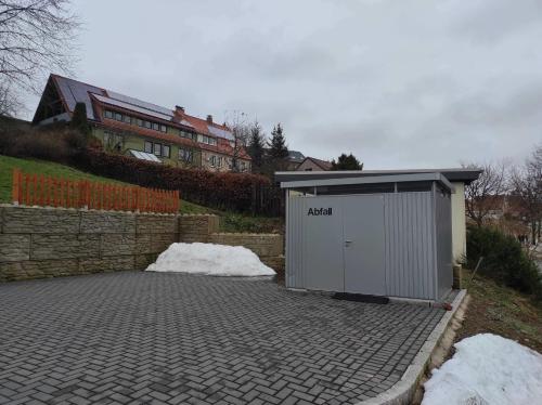 聖安德里斯伯格的住宿－Ferienwohnung Julius 7，车道上的车库,房子旁边是积雪