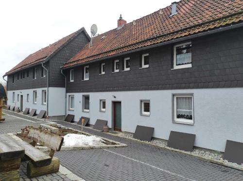 聖安德里斯伯格的住宿－Ferienwohnung Julius 7，一排黑屋顶的白色建筑