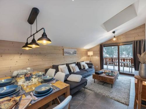 un salon avec un canapé et une table dans l'établissement Apartment Châtel Les Freinets A202 - Châtel - Châtel Multipass 2025 Été offert par votre hôte, à Châtel