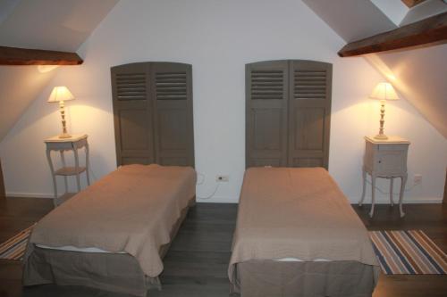 - une chambre avec deux lits, deux commode et deux lampes dans l'établissement Gite Le petit roseau, à Canny-sur-Matz