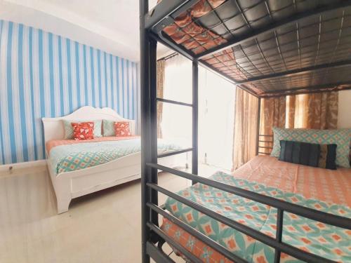 1 dormitorio con 2 literas y ventana en Cheap Pool Villa Hauhin (3 BR 1 Lounge) European Kitchen, en Hua Hin