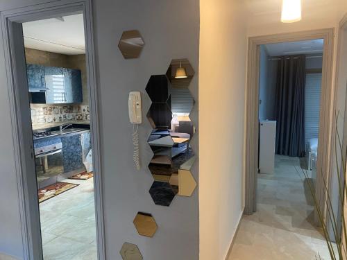 un pasillo con una pared con estanterías y un teléfono en Appartement de LUXE Marina SAIDIA avec vue sur PISCINE Résidence TAMARIS, en Saidia 