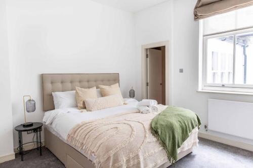 Giường trong phòng chung tại Cosy 1 Bed Apartment in the heart of Mayfair!