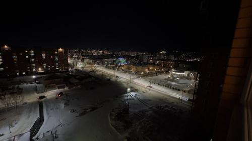 Blick auf die Stadt in der Nacht mit Lichtern in der Unterkunft ЖК Отау Сити2 in Kökschetau