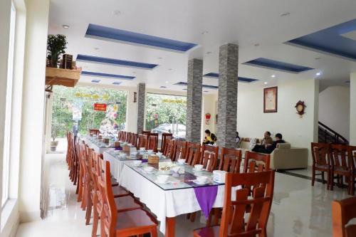 une grande salle à manger avec une grande table et des chaises dans l'établissement TGlobal Anh Dao Tam Dao, à Tam Ðảo