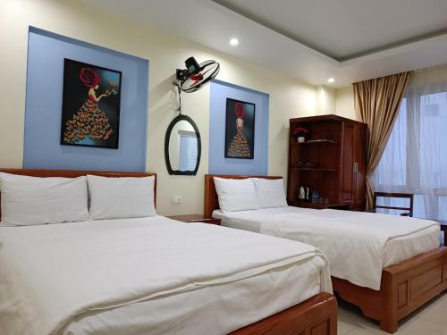 - une chambre avec 2 lits et une commode dans l'établissement TGlobal Anh Dao Tam Dao, à Tam Ðảo