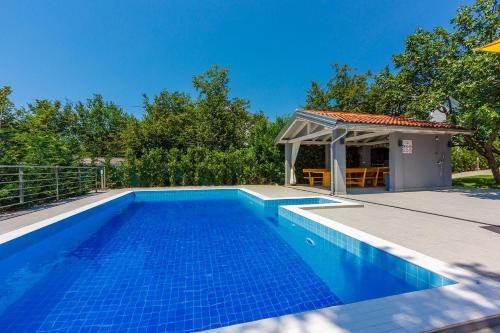 Besondere Villa mit Pool, 350 Meter zum Strand