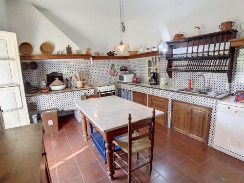 cocina con mesa de madera en Villa I Sodoni, en Parrana San Martino