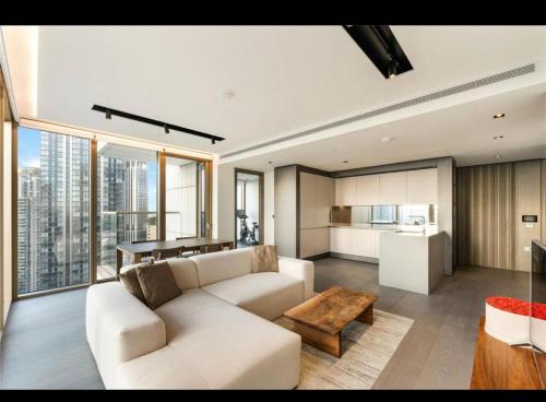 uma sala de estar com um sofá branco e uma mesa em Trendy, modern 2 bed apartment! em Londres